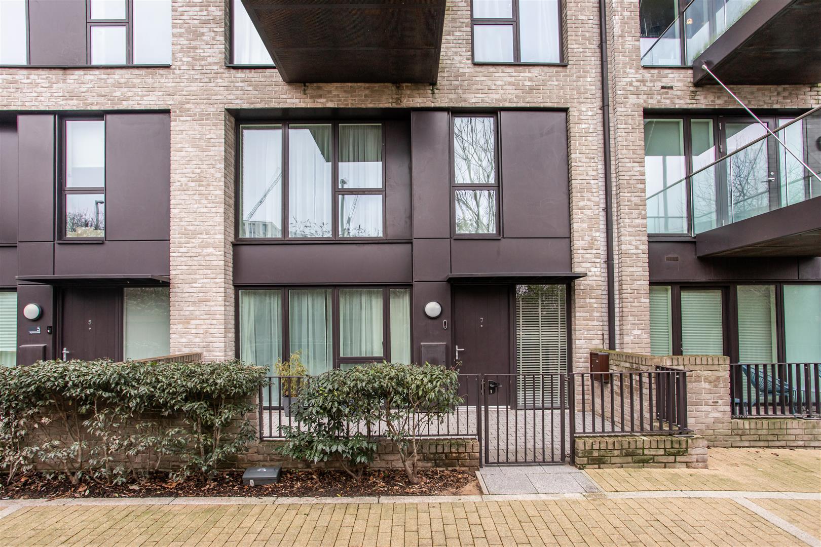 3 bed property in Highland Street, Stratford
